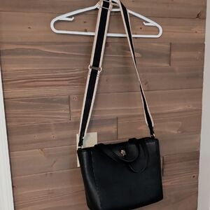 Tommy Hilfiger Elegant Black Leather Shoulder Bag